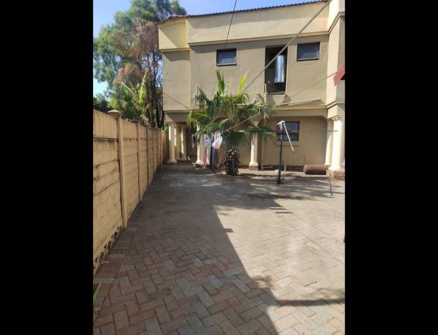 6 BEDROOM HOUSE FOR SALE IN GEELHOUTPARK